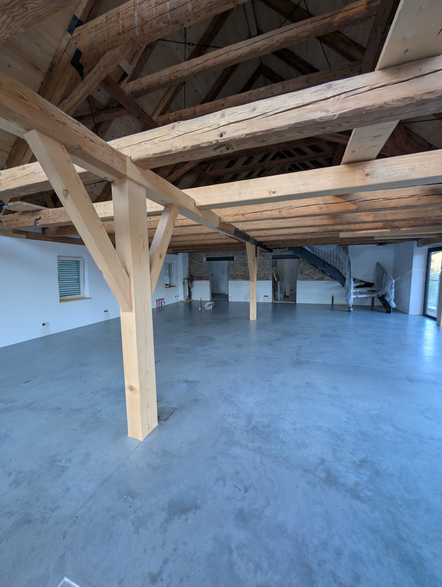 Sichtestrich im Dachgeschoss-Loft mit sichtbaren Holzbalken – exklusives Bodendesign aus Erding