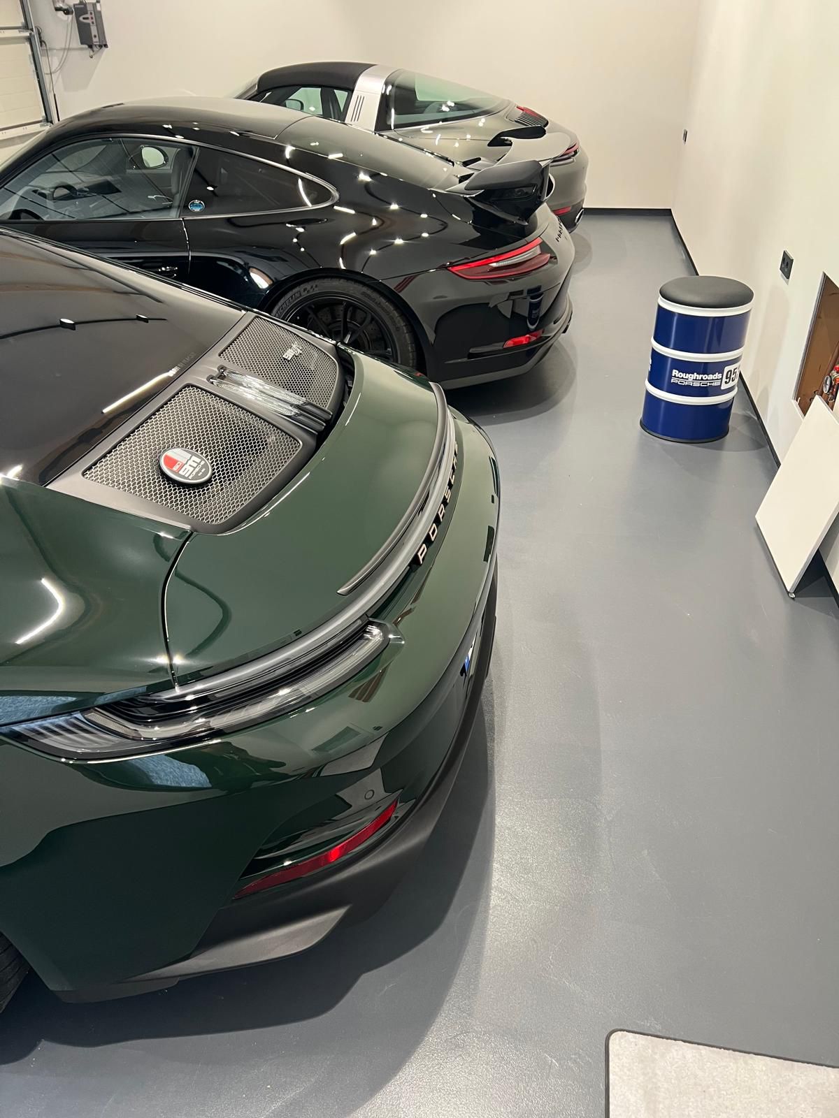 Edler Sichtestrich-Boden in einer modernen Garage – Premium-Bodendesign